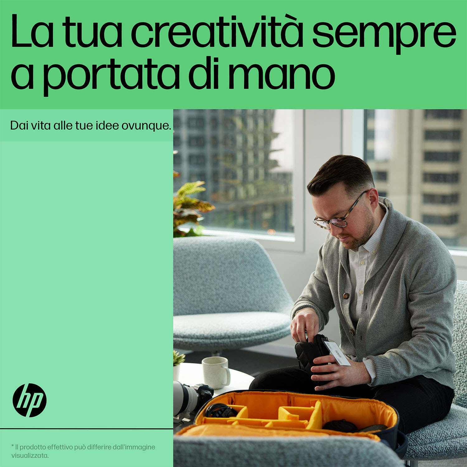 Un uomo con gli occhiali guarda una fotocamera in una borsa aperta. Testo a sinistra.