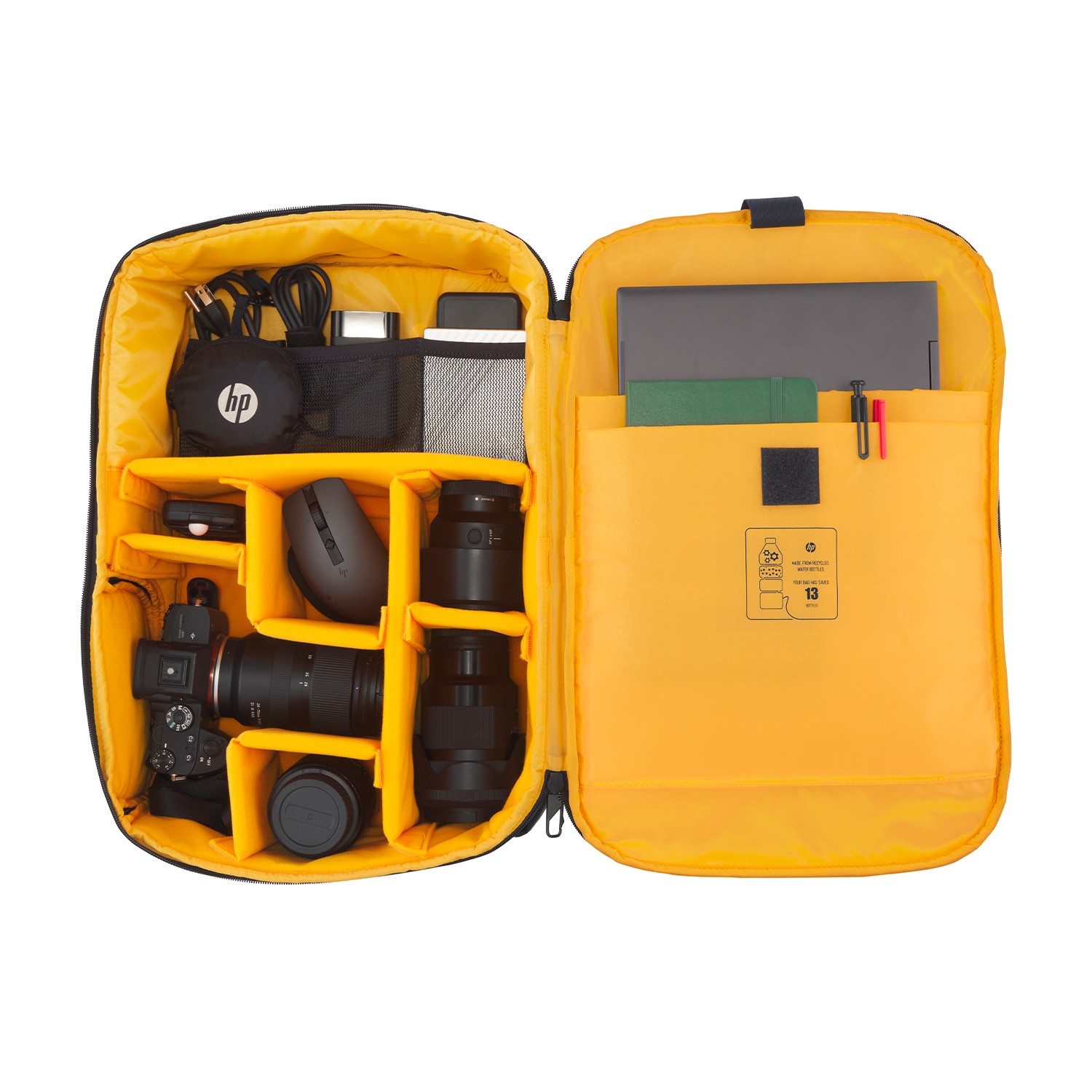 Borsa per fotocamera aperta. Contiene fotocamera, obiettivi, cavi e accessori. Interno giallo.