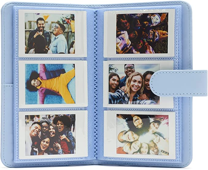 Álbum de fotos azul claro abierto, con seis fotos de personas. Las fotos tienen fondo azul.