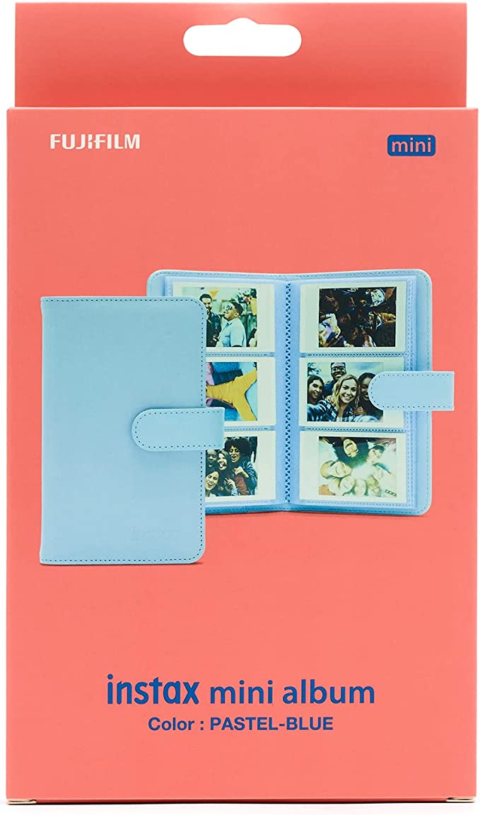 Álbum Instax mini azul claro en una caja rosa. El álbum está abierto, mostrando fotos.