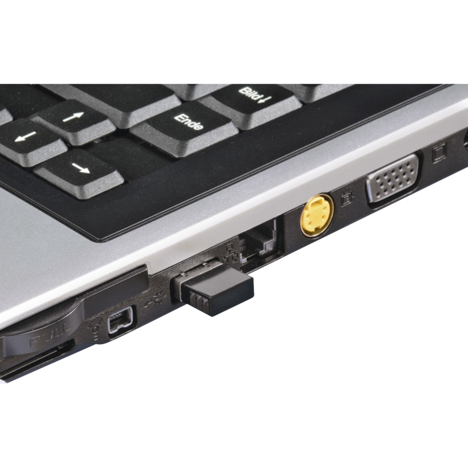 Côté d'un ordinateur portable avec une clé USB insérée, un port et d'autres connecteurs visibles. Couleurs noir et argent.