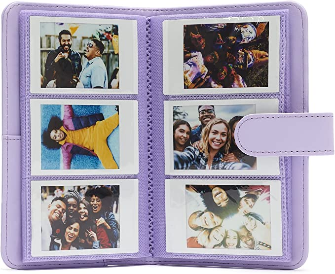 Un álbum de fotos abierto con seis fotos. El álbum es lavanda, mostrando personas y momentos.