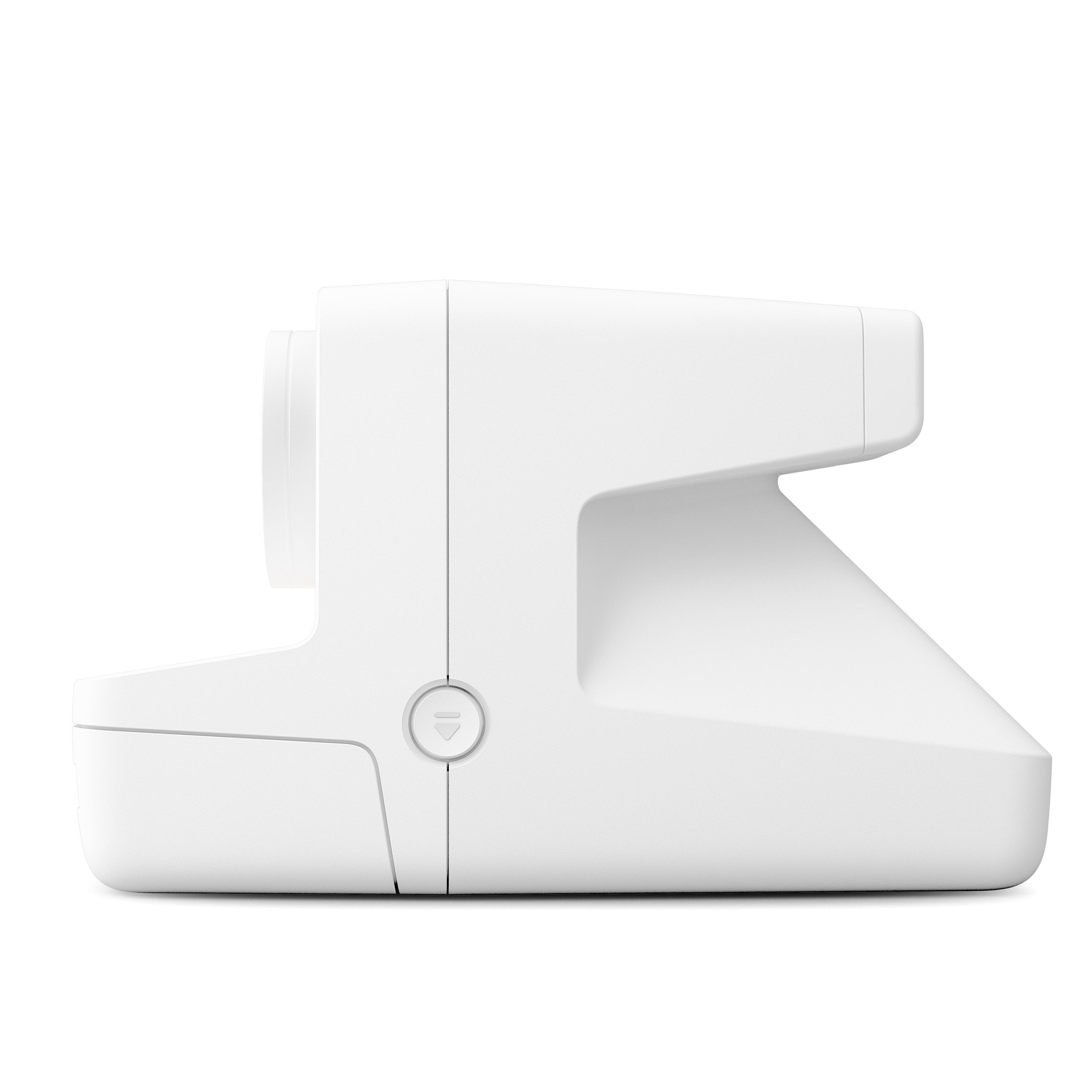 Eine weiße Polaroid-Kamera. Der Knopf und das Objektiv sind sichtbar. Die Kamera ist seitlich abgewinkelt.