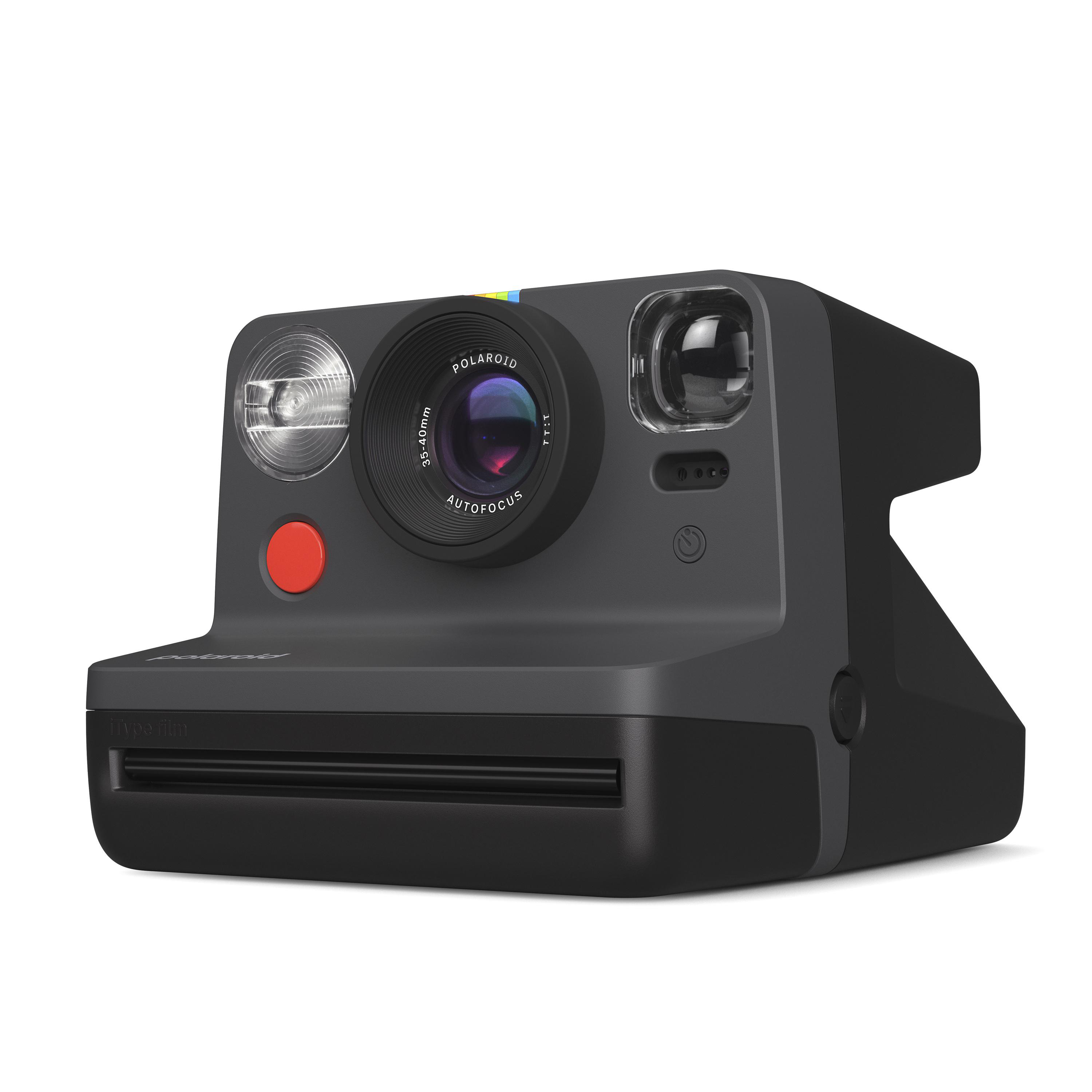 Eine graue Polaroid-Kamera mit rotem Knopf, schwarzem Sockel und Objektiv.