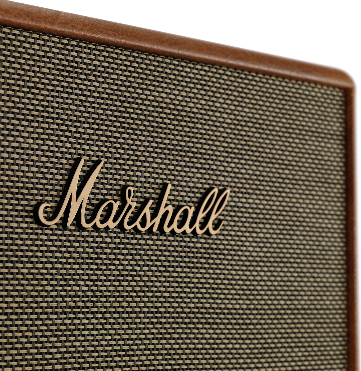 Le nom "Marshall" en lettres dorées sur une grille de haut-parleur.