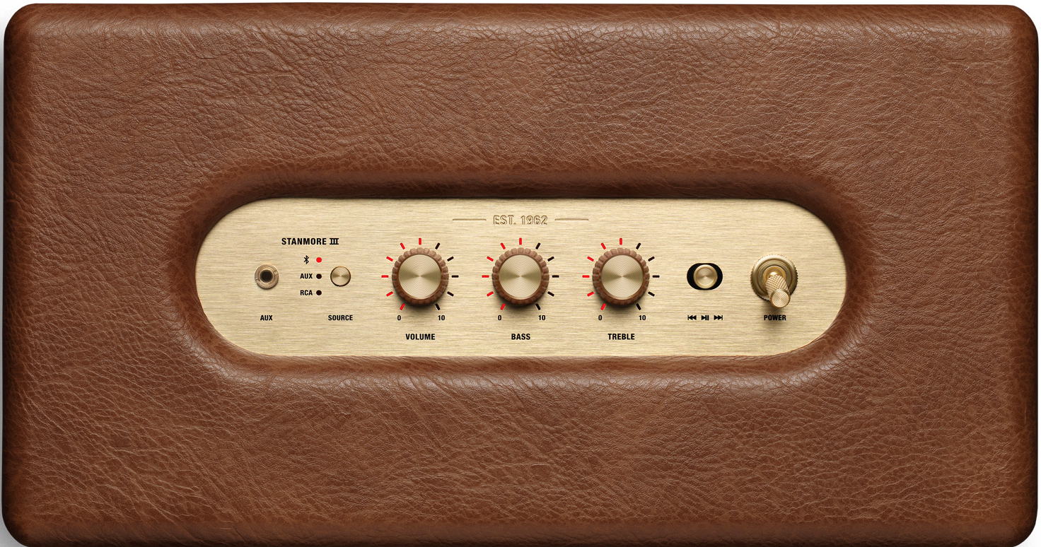 Haut-parleur marron Marshall Stanmore III avec commandes dorées. Les commandes incluent la source, le volume et l'alimentation.