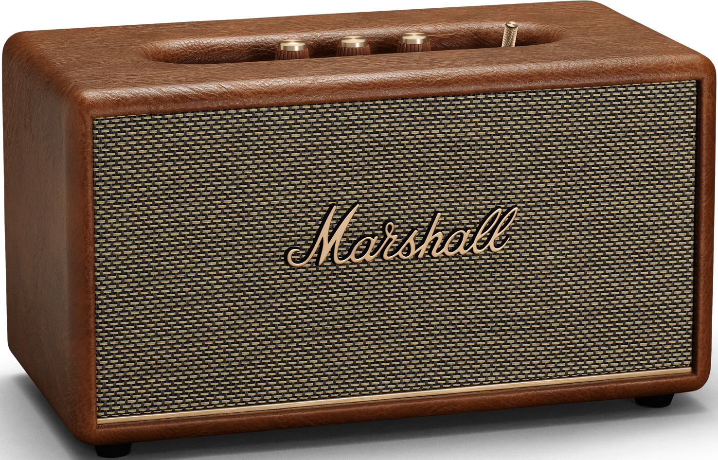 Un haut-parleur marron avec le logo Marshall doré, des boutons et une façade en mesh. Pieds noirs visibles.
