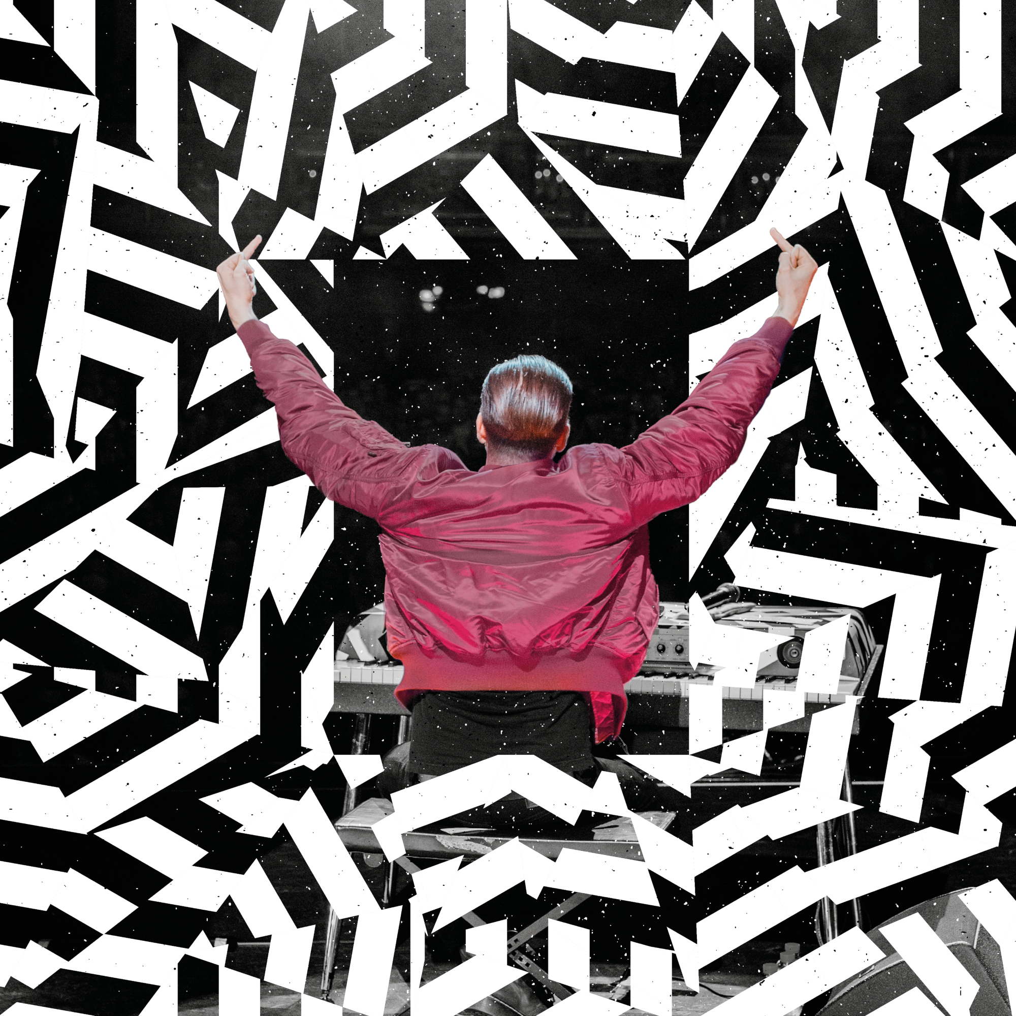 Ein Mann mit erhobenen Armen, ein Klavier und ein schwarz-weißer geometrischer Hintergrund.