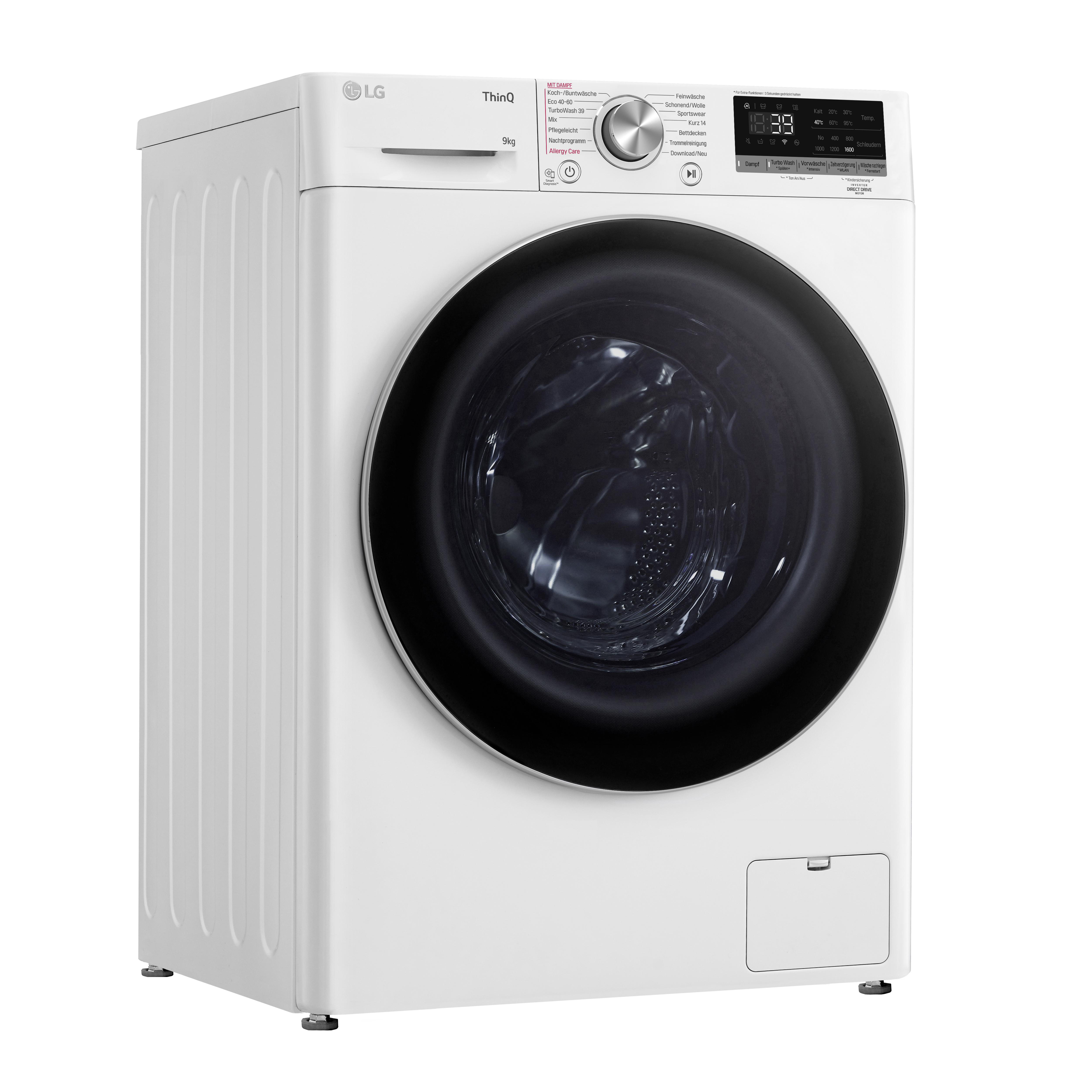 Weiße LG Waschmaschine, schräge Ansicht. Hat eine schwarze Tür und ein Bedienfeld. Weißer Hintergrund.