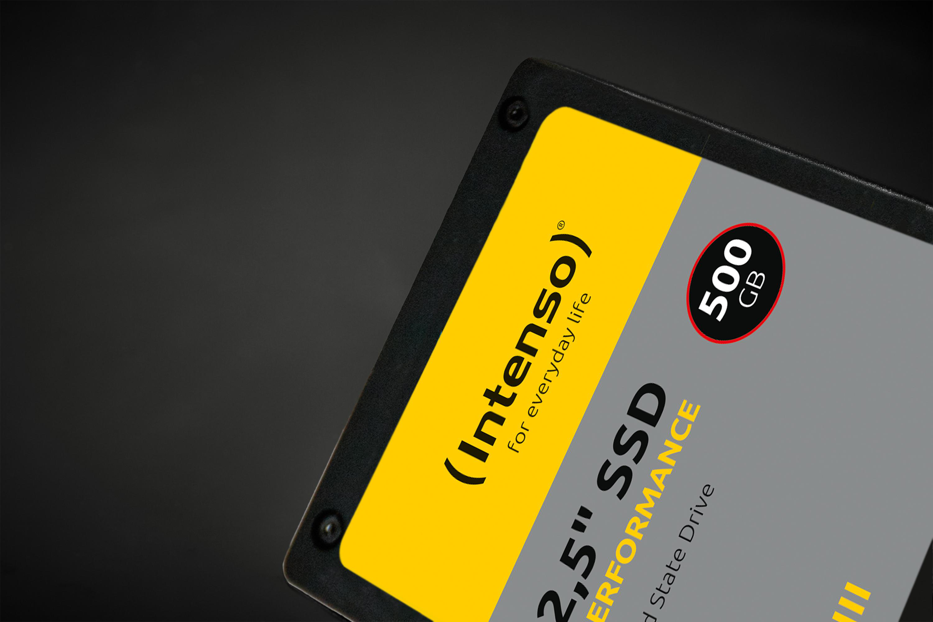 Nahaufnahme einer schwarzen SSD, mit gelbem Etikett 'Intenso' und Spezifikationen.