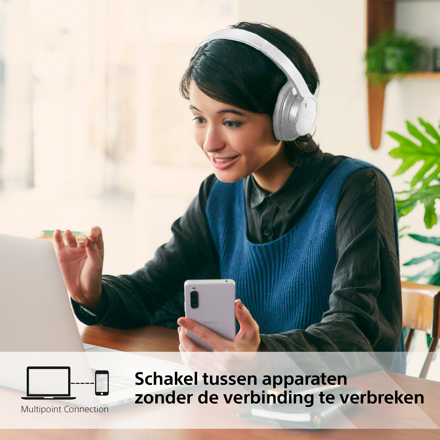 Vrouw met witte koptelefoon, laptop en telefoon, met tekst over multipoint-verbinding.