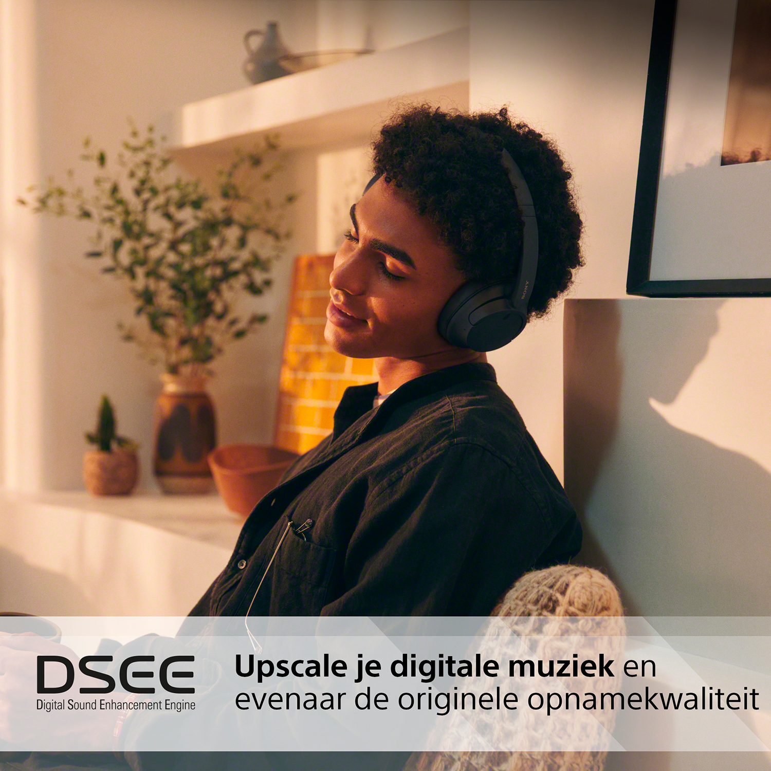 Vrouw met koptelefoon op de bank. Tekst: Upscale your digital music and match original recording quality.