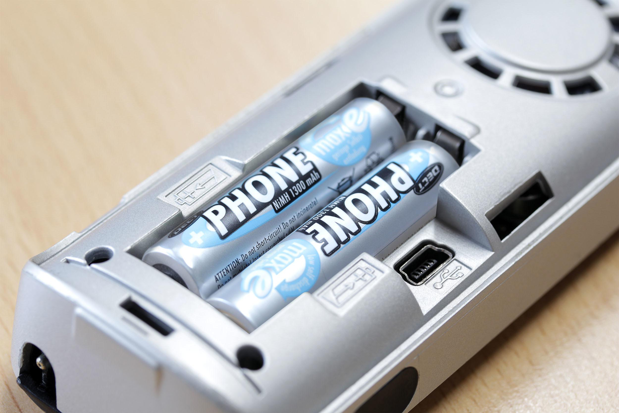 Nahaufnahme eines Geräts mit zwei Batterien und einem USB-Anschluss.