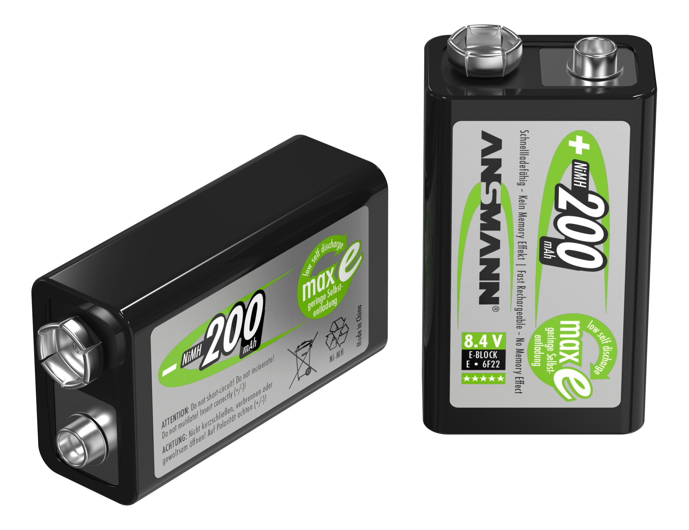 Zwei schwarze, rechteckige Batterien mit grünen und weißen Etiketten, isoliert auf Weiß.