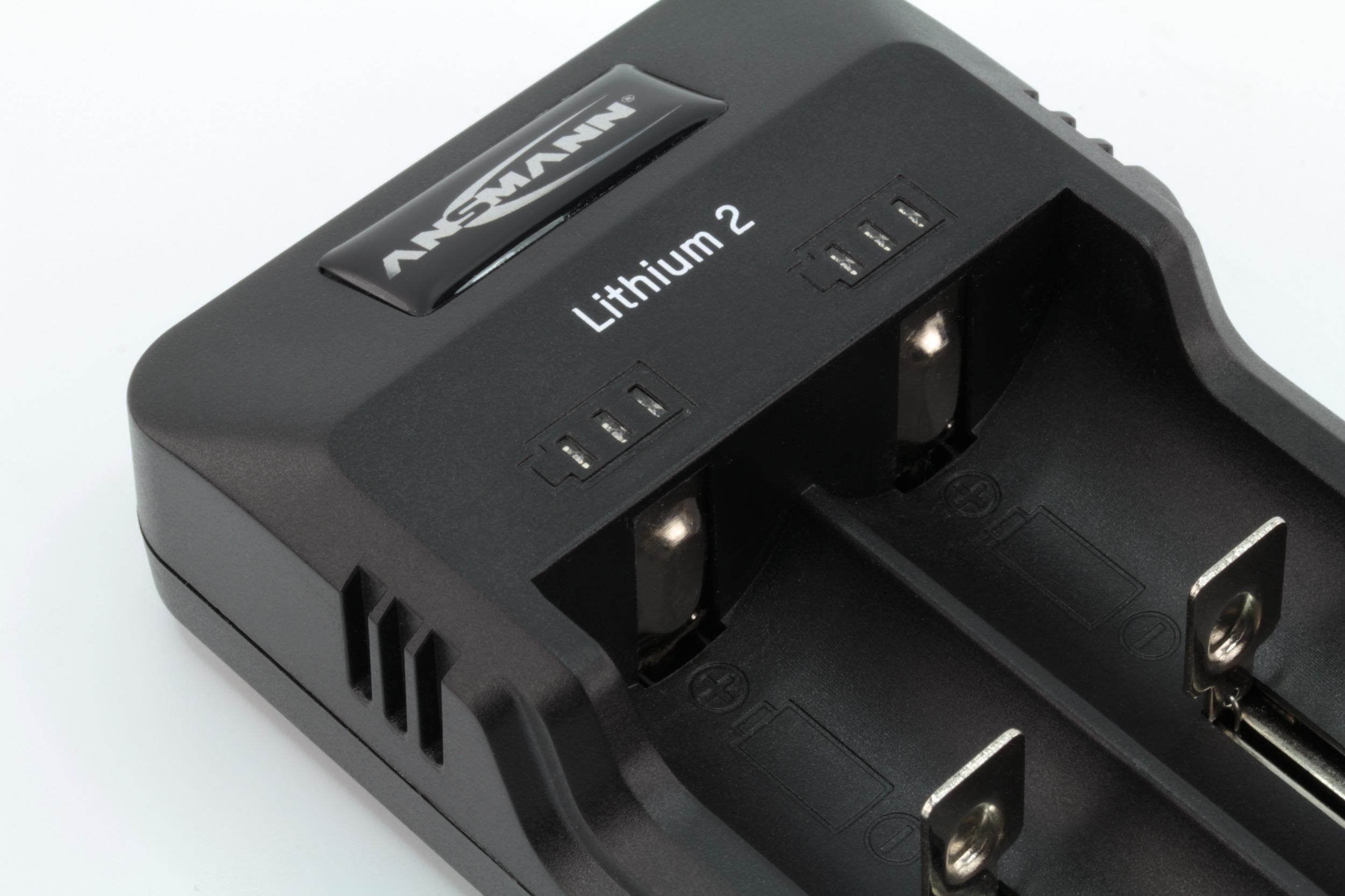 Ein schwarzes Ladegerät mit zwei Schlitzen, beschriftet mit 'Lithium 2' und der Marke 'ANSMANN'.