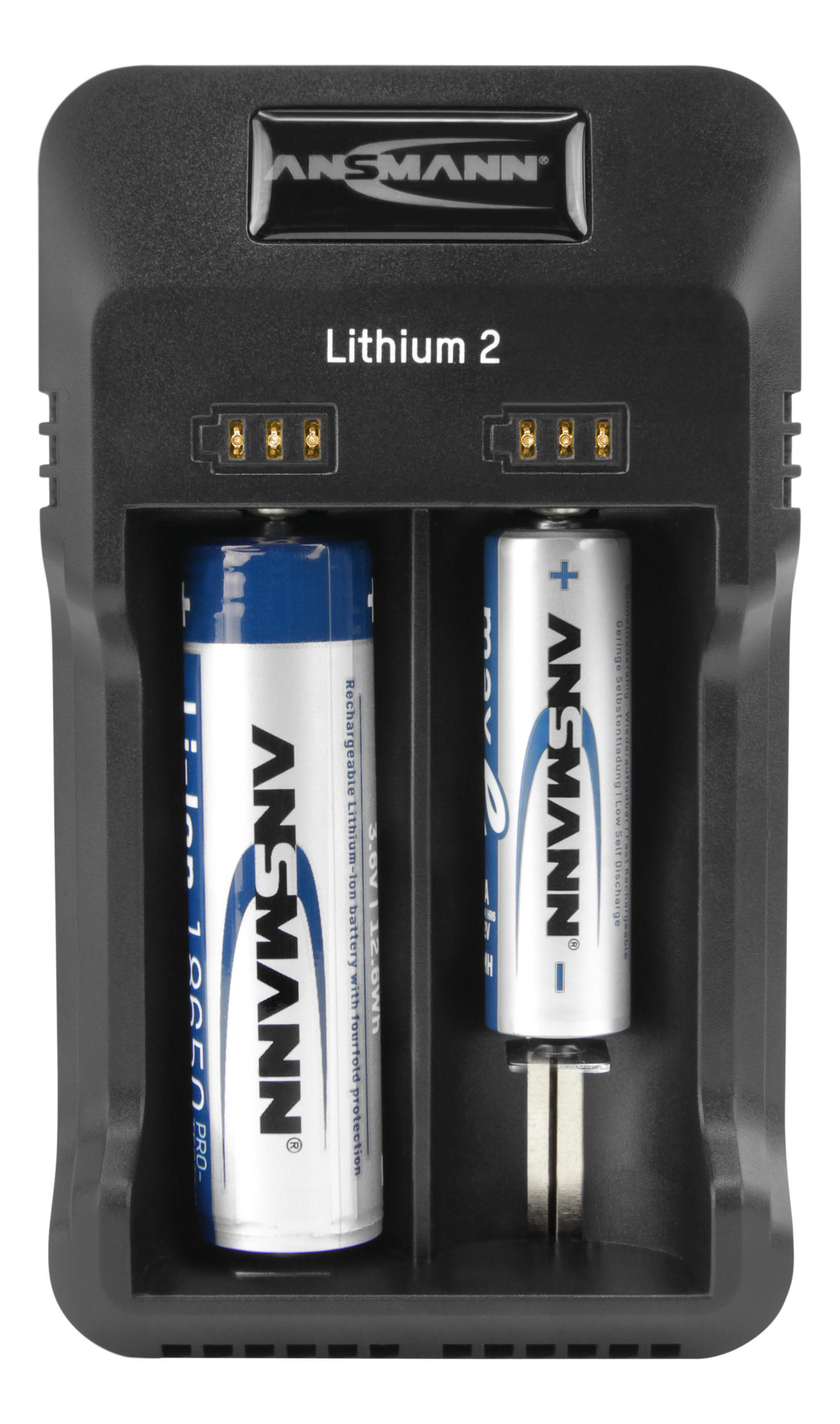 Ein schwarzes Batterieladegerät mit zwei Batterien. Eine Batterie ist blau und weiß, die andere silber und weiß.
