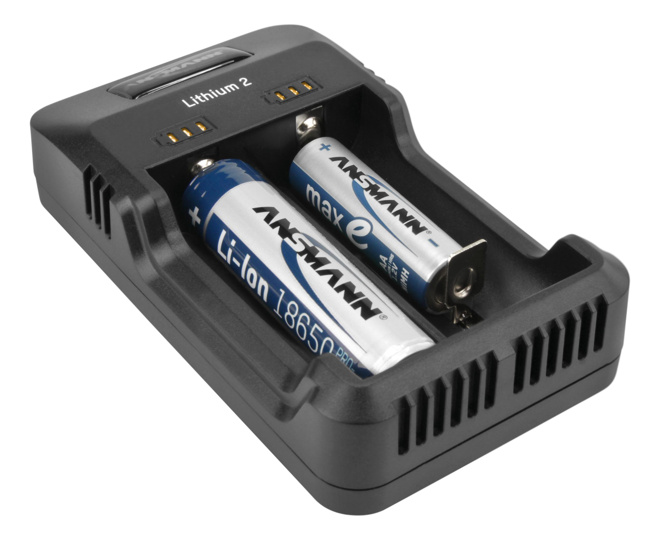 Ein schwarzes Batterieladegerät hält zwei blau-silberne ANSMANN-Batterien.