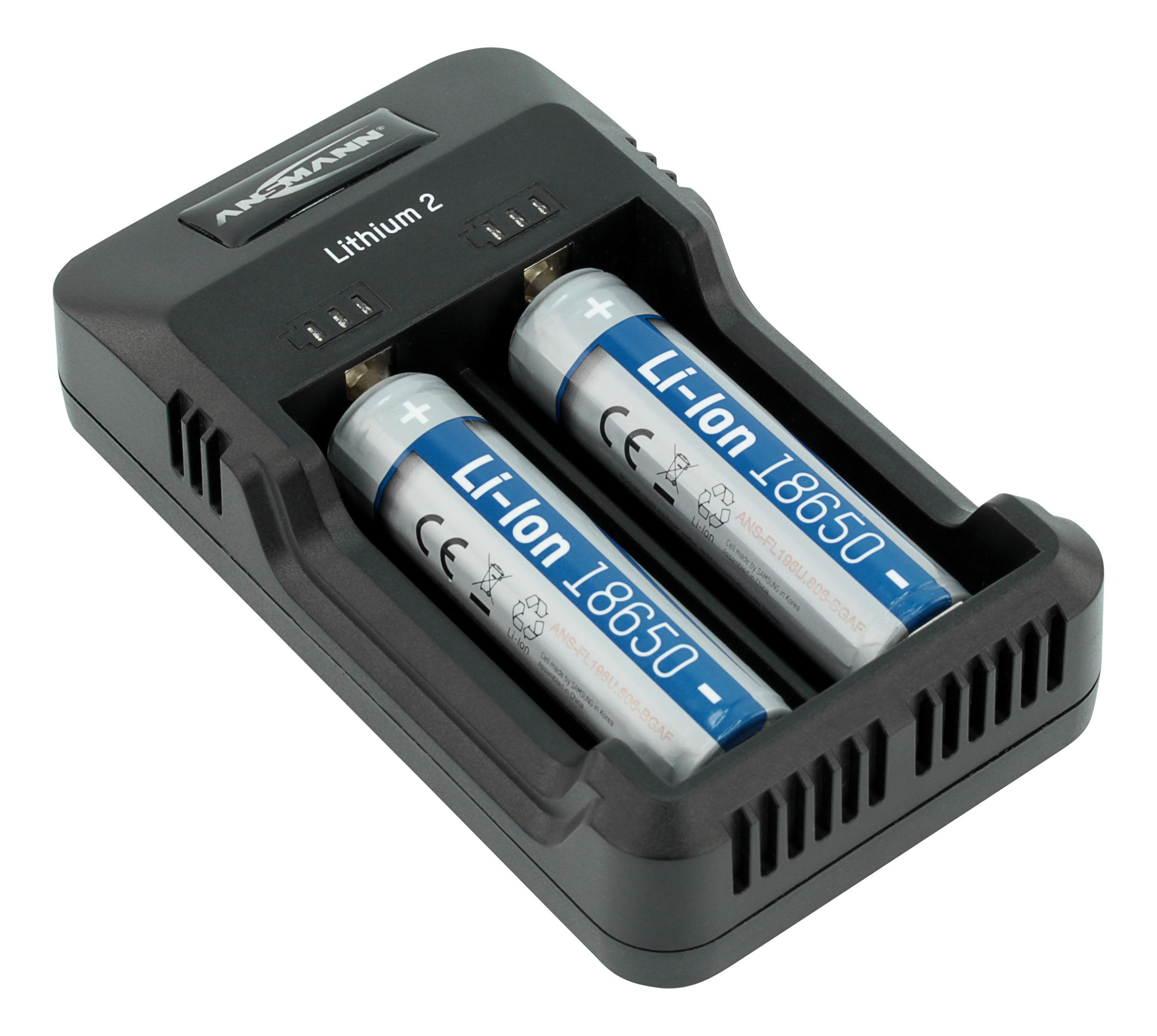 Schwarze Ladestation mit zwei Li-Ionen 18650 Batterien. Die Batterien sind blau und weiß.