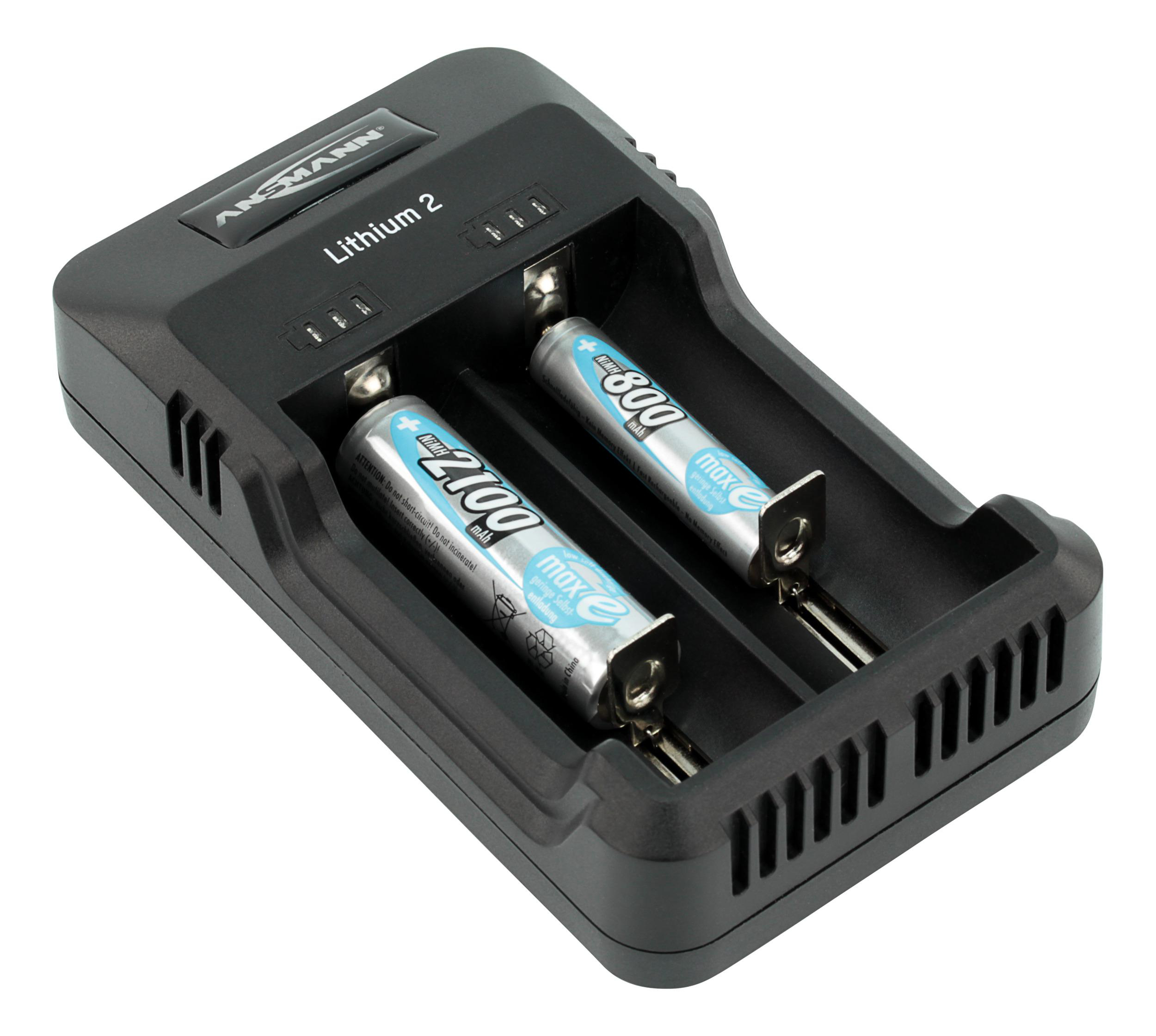 Schwarzes Ansmann Lithium 2 Ladegerät mit zwei eingelegten Batterien. Weißer Hintergrund, schräge Ansicht.