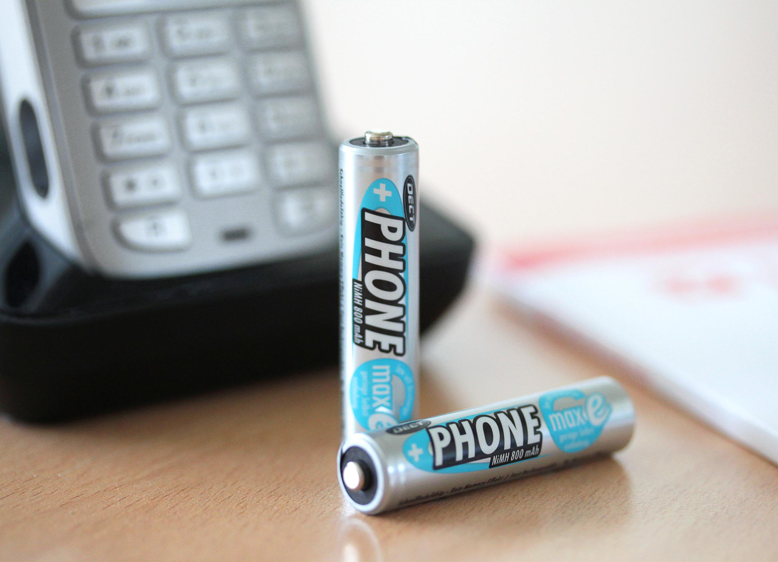 Zwei Batterien und eine schnurlose Telefonbasis.