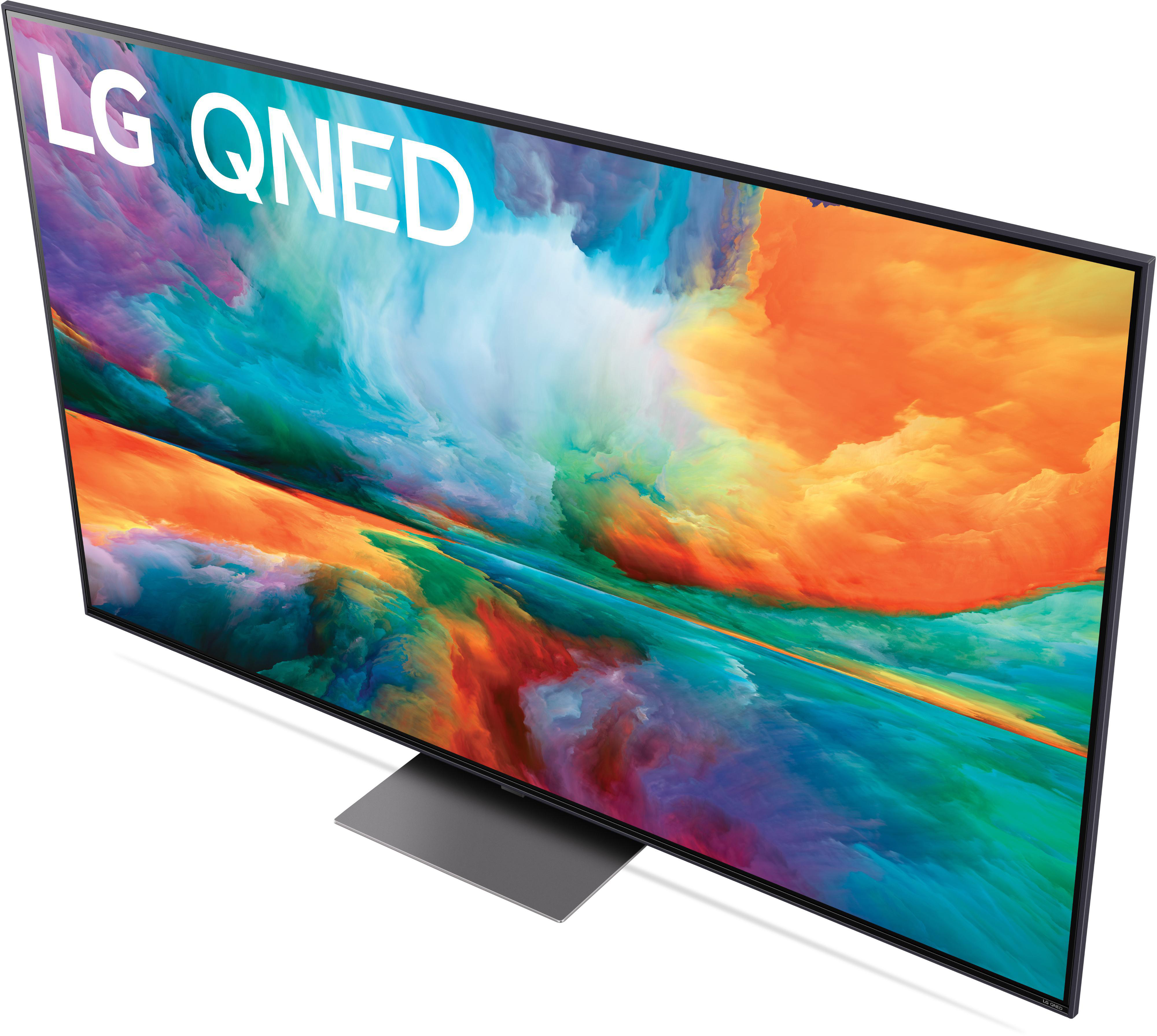 Eine hohe Ansicht eines großen LG QNED-Fernsehers mit farbenfrohem, abstraktem Hintergrund und silbernem Ständer.