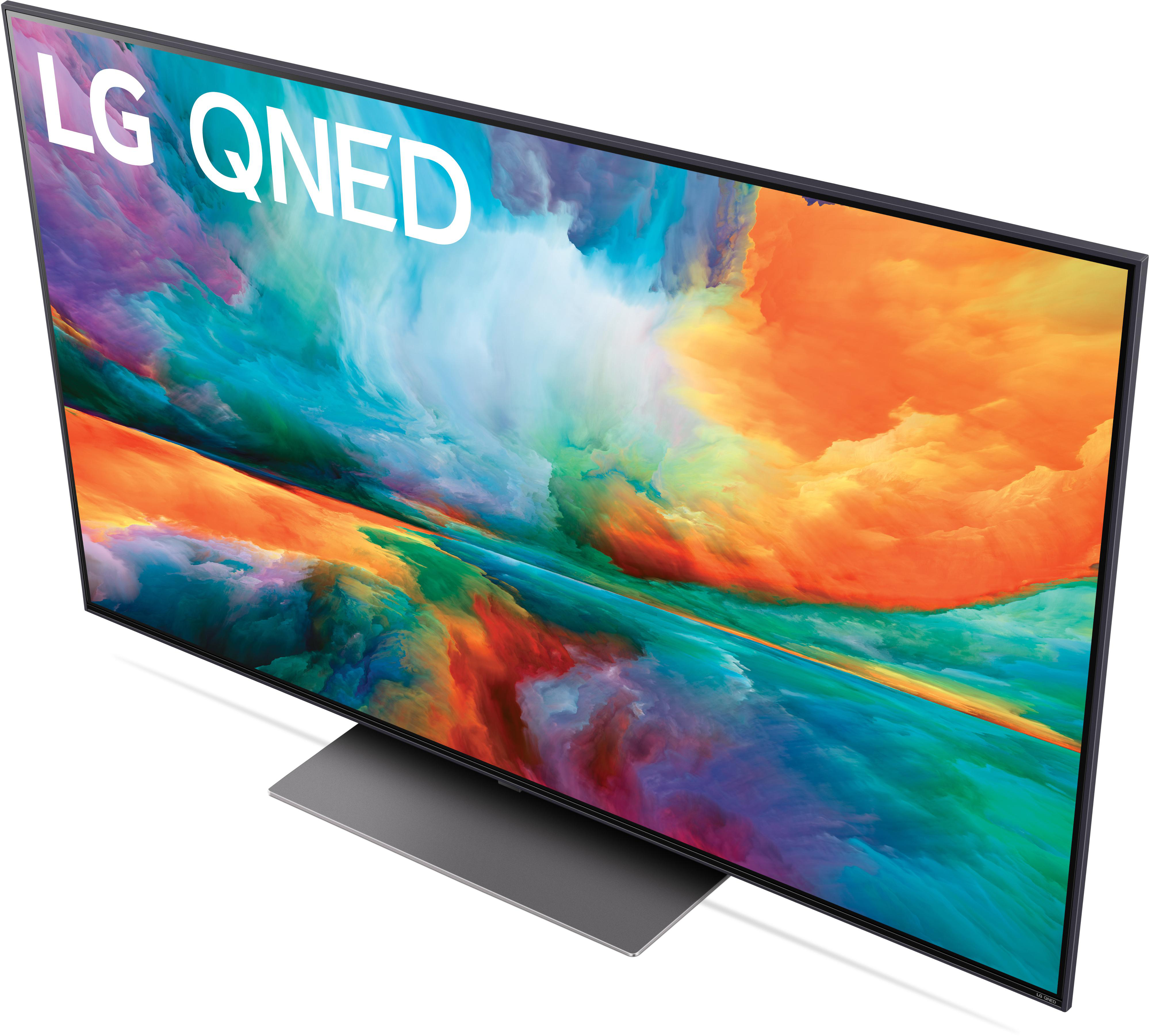 Eine Aufnahme aus der Vogelperspektive eines LG QNED Fernsehers auf einem Ständer.