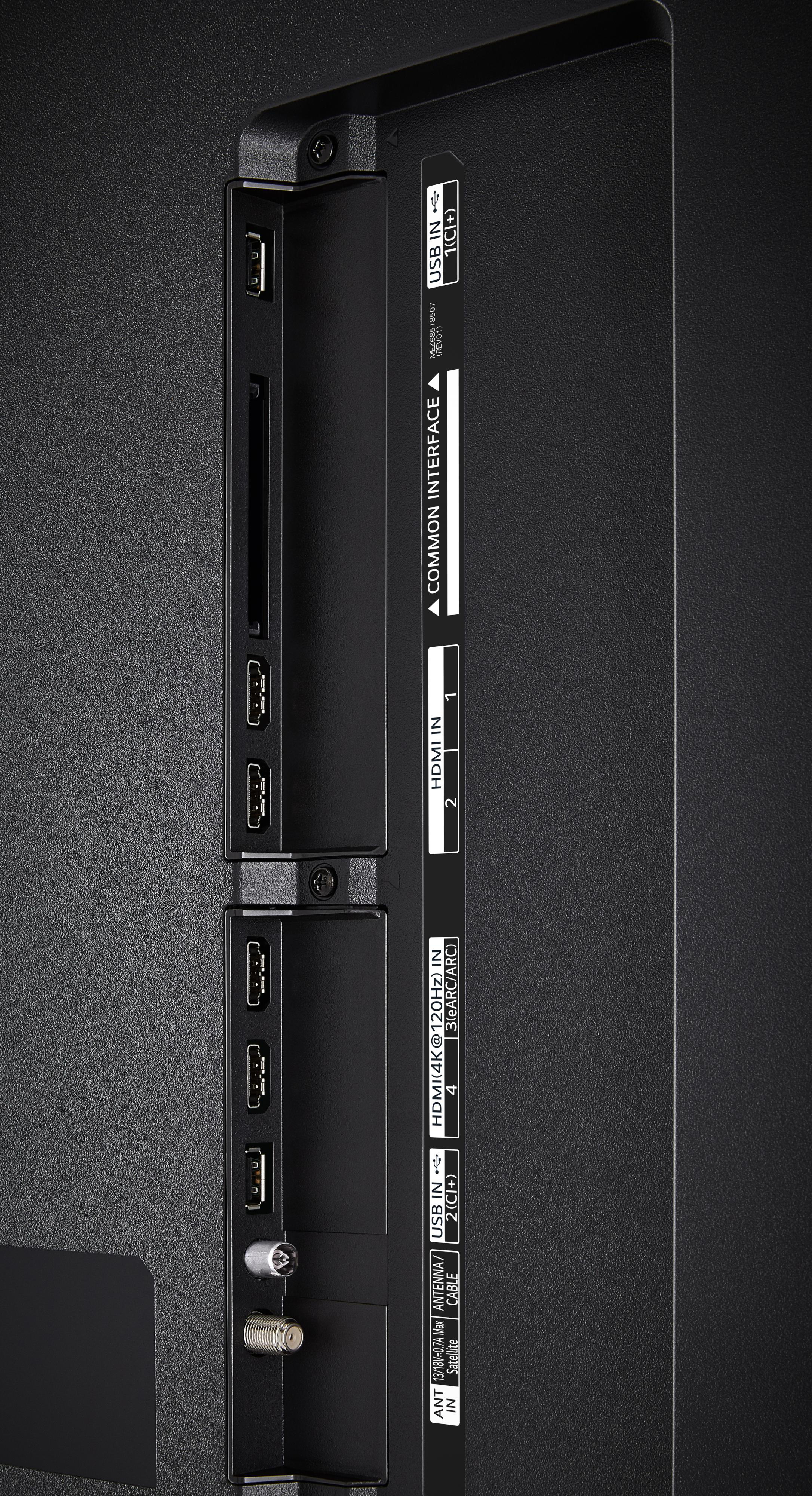 Nahaufnahme der Rückseite eines Fernsehers mit verschiedenen Anschlüssen, einschließlich HDMI- und USB-Anschlüssen.