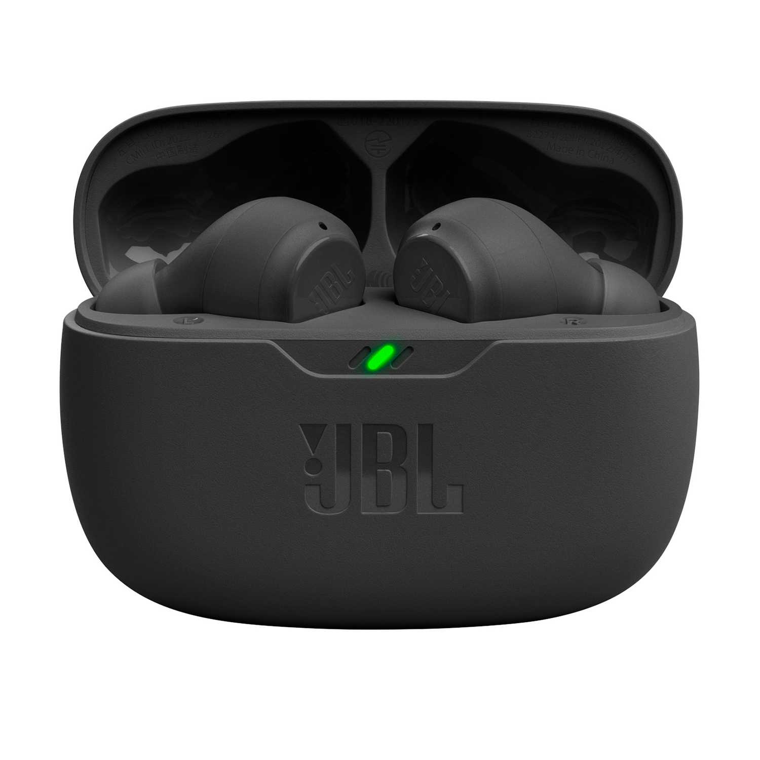 Auricolari JBL neri nella custodia di ricarica, custodia aperta. Luce verde sulla custodia. Sfondo bianco.