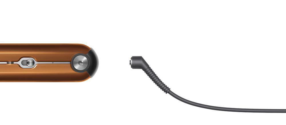 Haarglätter mit schwarzem Netzkabel daneben, auf weißem Hintergrund.