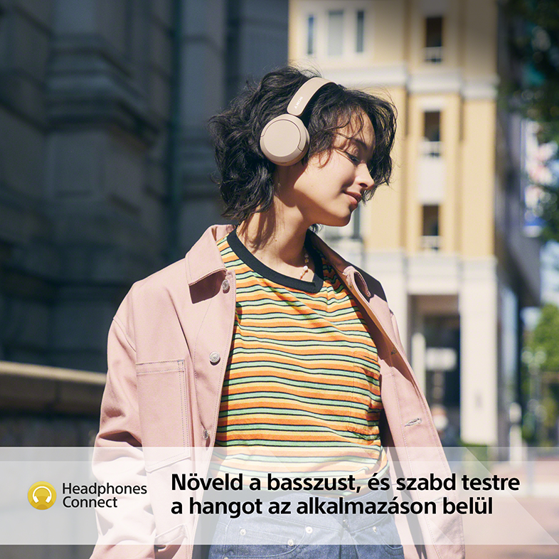 Egy nő fejhallgatóval mosolyog, szöveggel a hangvezérlésről magyarul.