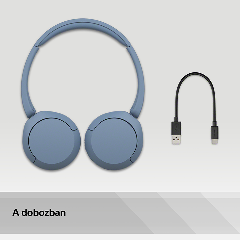 Kék fejhallgató és egy USB-C kábel látható egy fehér felületen.