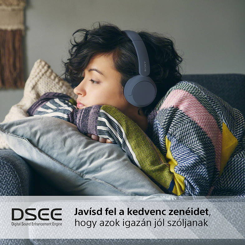 Fülhallgatót viselő nő, párnán pihenve, elnézve. Szöveg: „Javítsd a zenéidet, hogy nagyszerűen szóljanak”