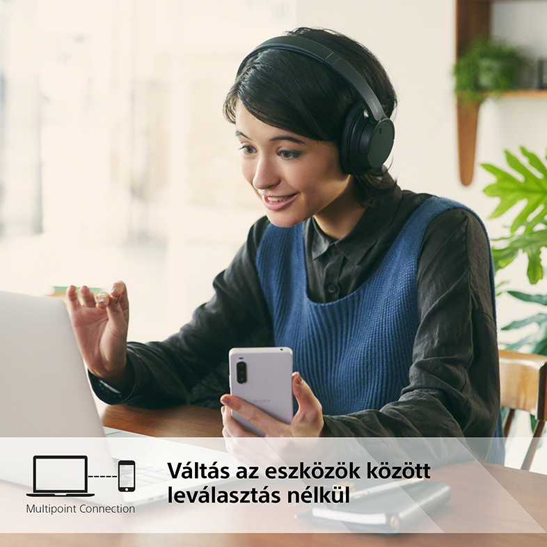 Fejhallgatós nő laptopot és telefont használ; szöveg: 'Váltás eszközök között megszakítás nélkül'.
