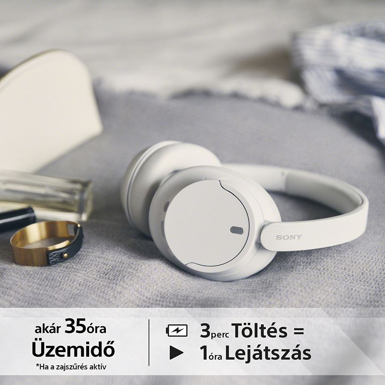 Fehér Sony fejhallgató szürke felületen. A szöveg 35 órás használatot és gyors töltést jelez.