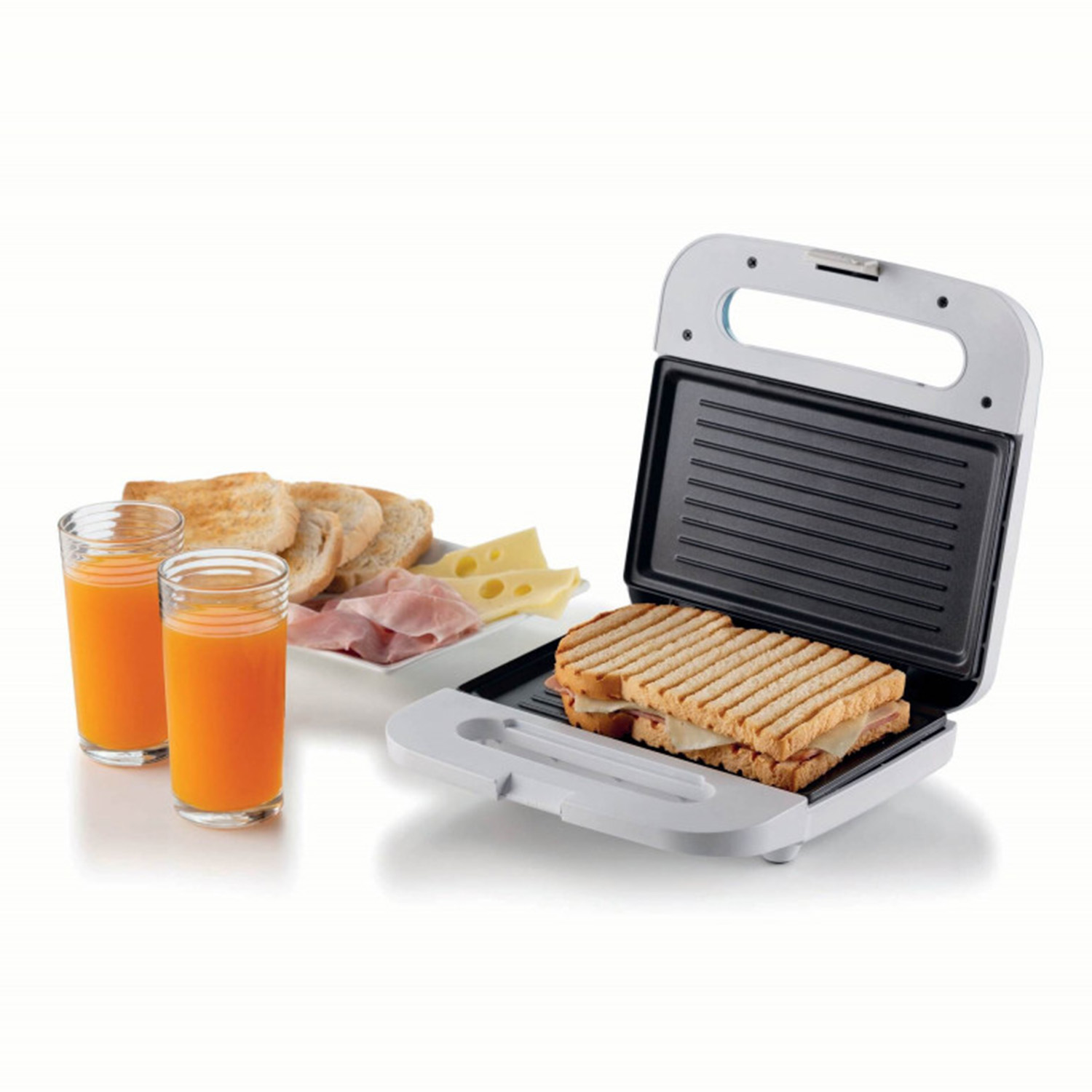 Una macchina per fare panini con toast, succo e ingredienti.