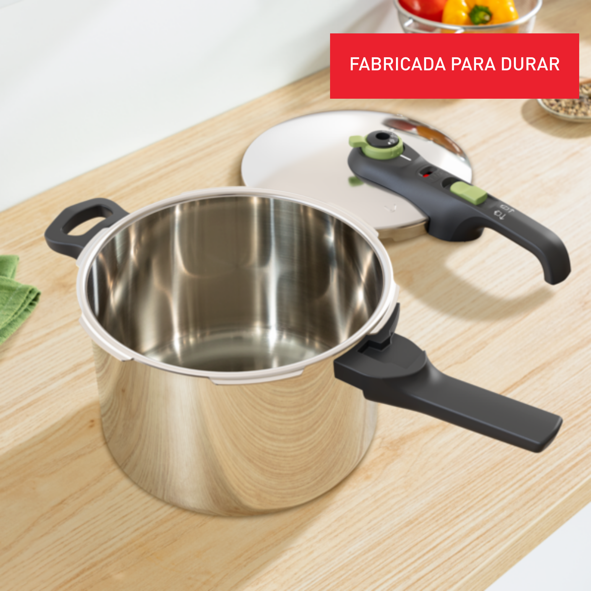 Olla a presión de acero inoxidable con asa negra, tapa al lado sobre una superficie de madera.