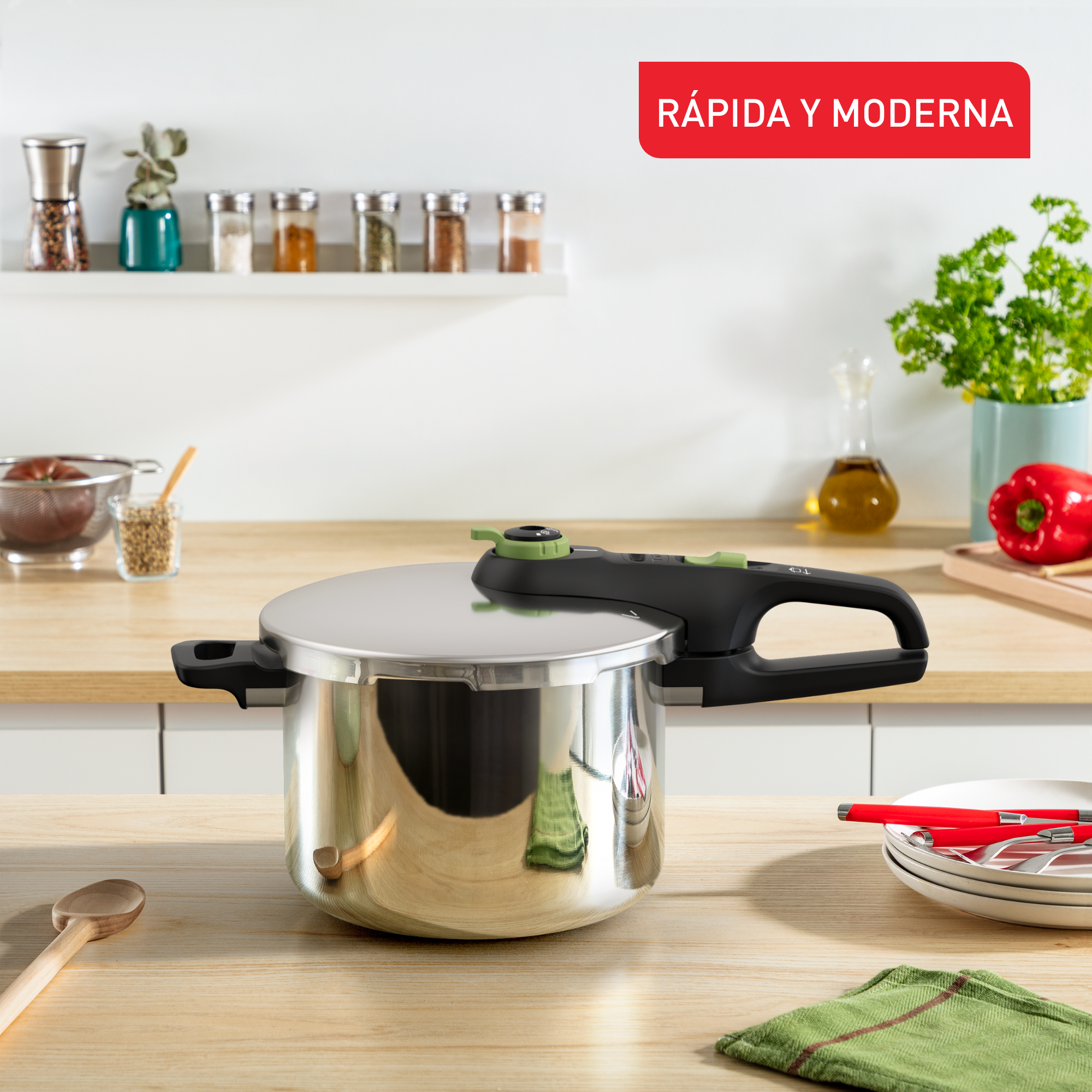 Una olla a presión de acero inoxidable sobre una mesa de madera. Fondo de cocina con verduras.