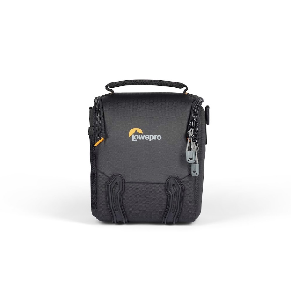 Egy fekete fényképezőgép táska fogantyúval. A Lowepro márkanév az elején látható.