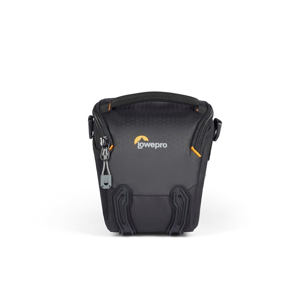 Fekete fényképezőgép táska narancssárga részletekkel. Lowepro logó látható. Cipzár és pántok.