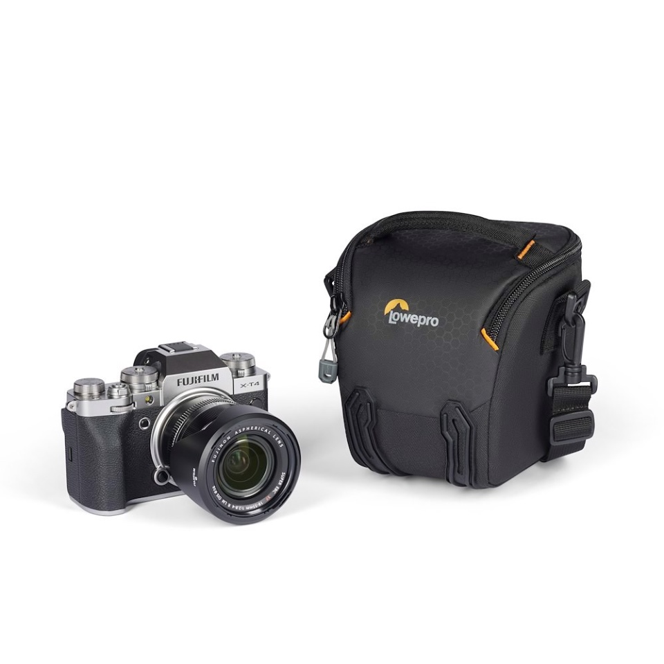 Fujifilm fényképezőgép és egy fekete táska a 'Lowepro' logóval.