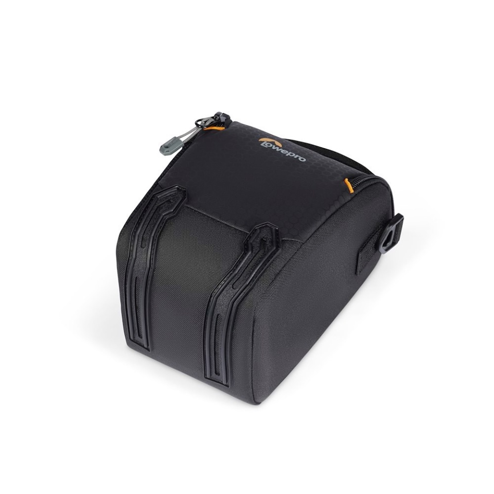 Egy fekete Lowepro kameratáska fogantyúkkal, ferde nézet.