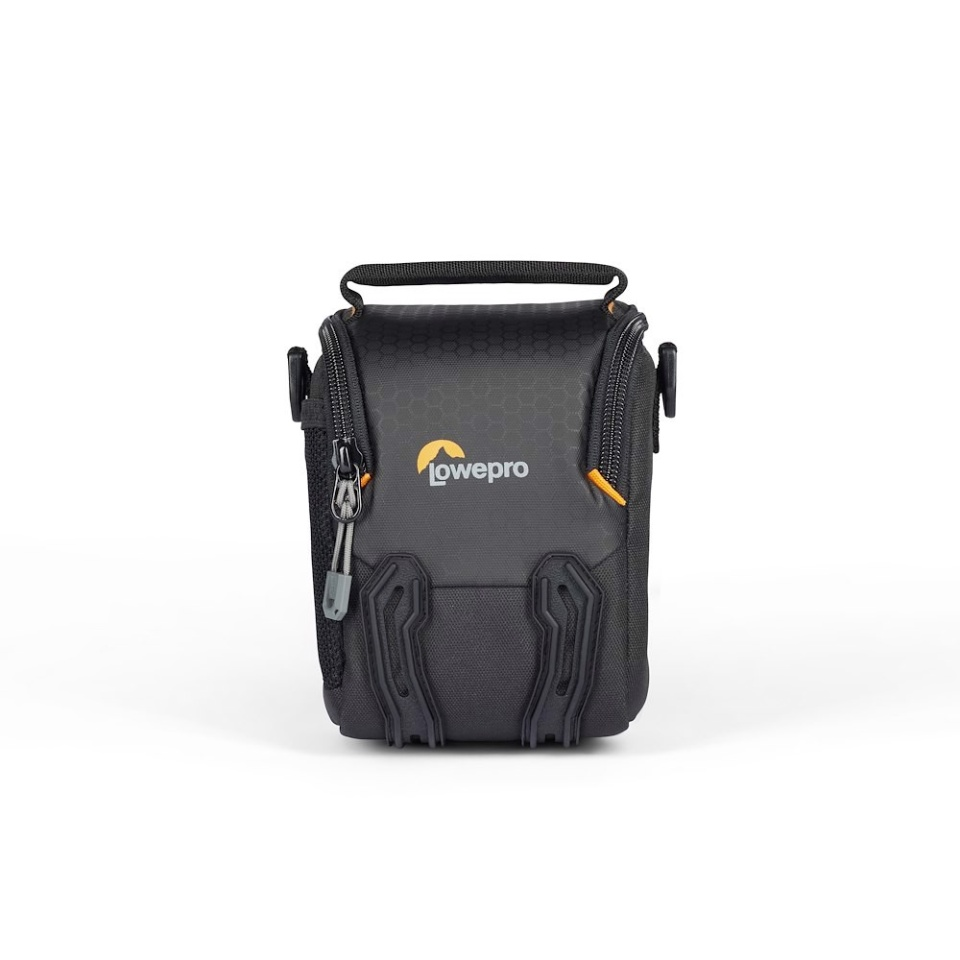 Fekete Lowepro fotóstáska narancssárga részletekkel fehér háttéren.