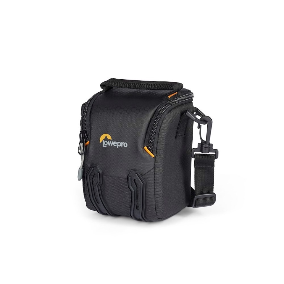 Egy fekete Lowepro táska narancssárga logóval és díszítéssel. Van egy pántja.