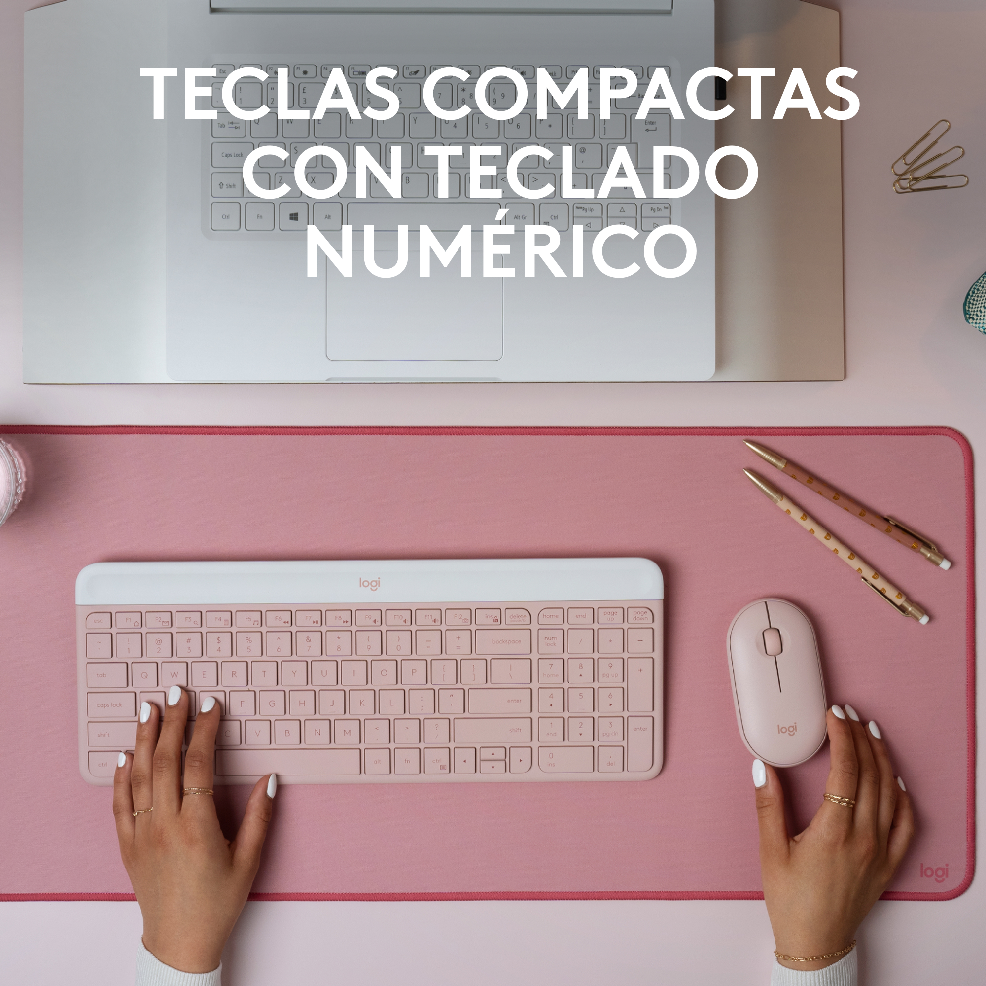 Un teclado, ratón y alfombrilla rosas con un portátil en el fondo. El texto está arriba.