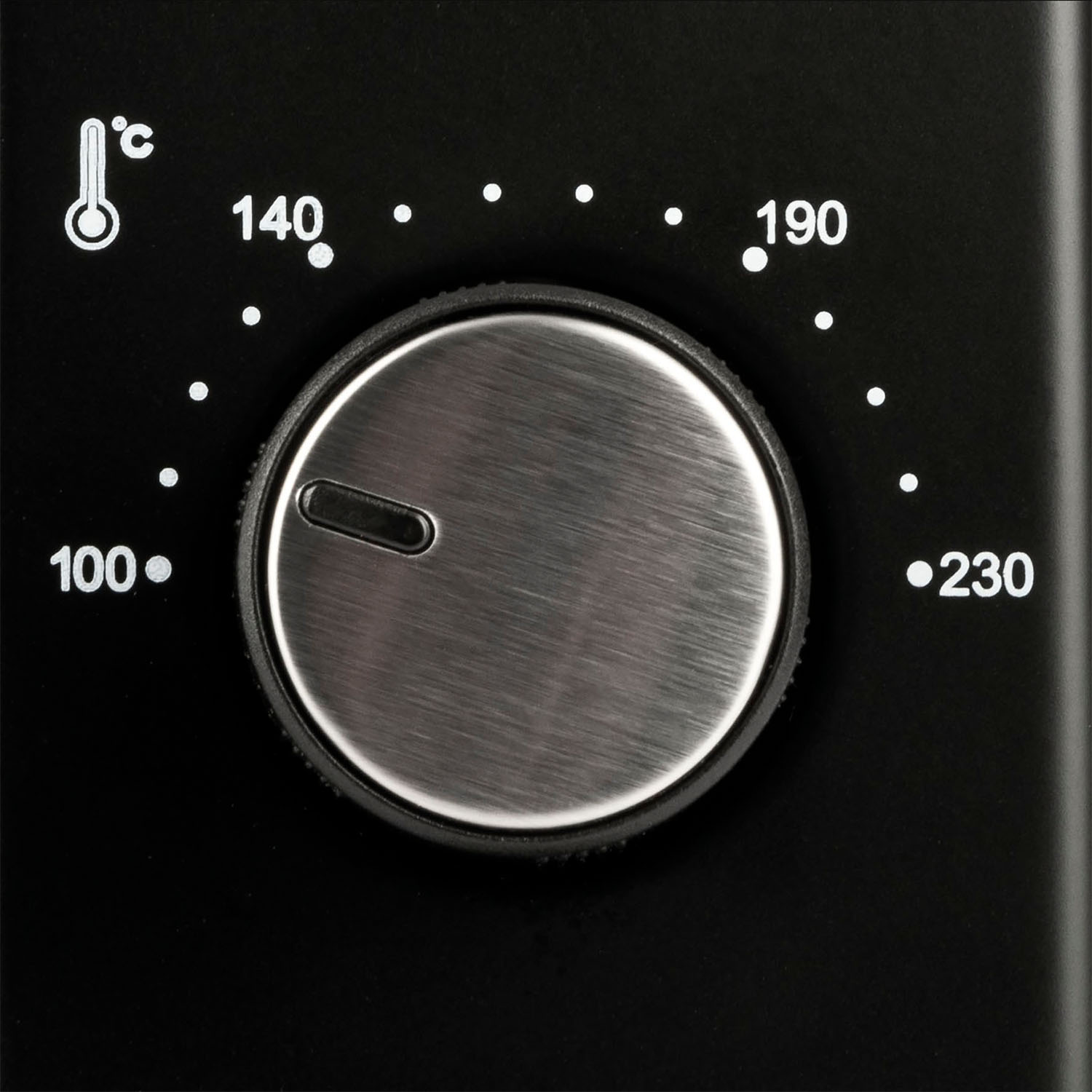 Manopola della temperatura del forno su sfondo nero. Mostra 100, 140, 190 e 230 gradi Celsius.