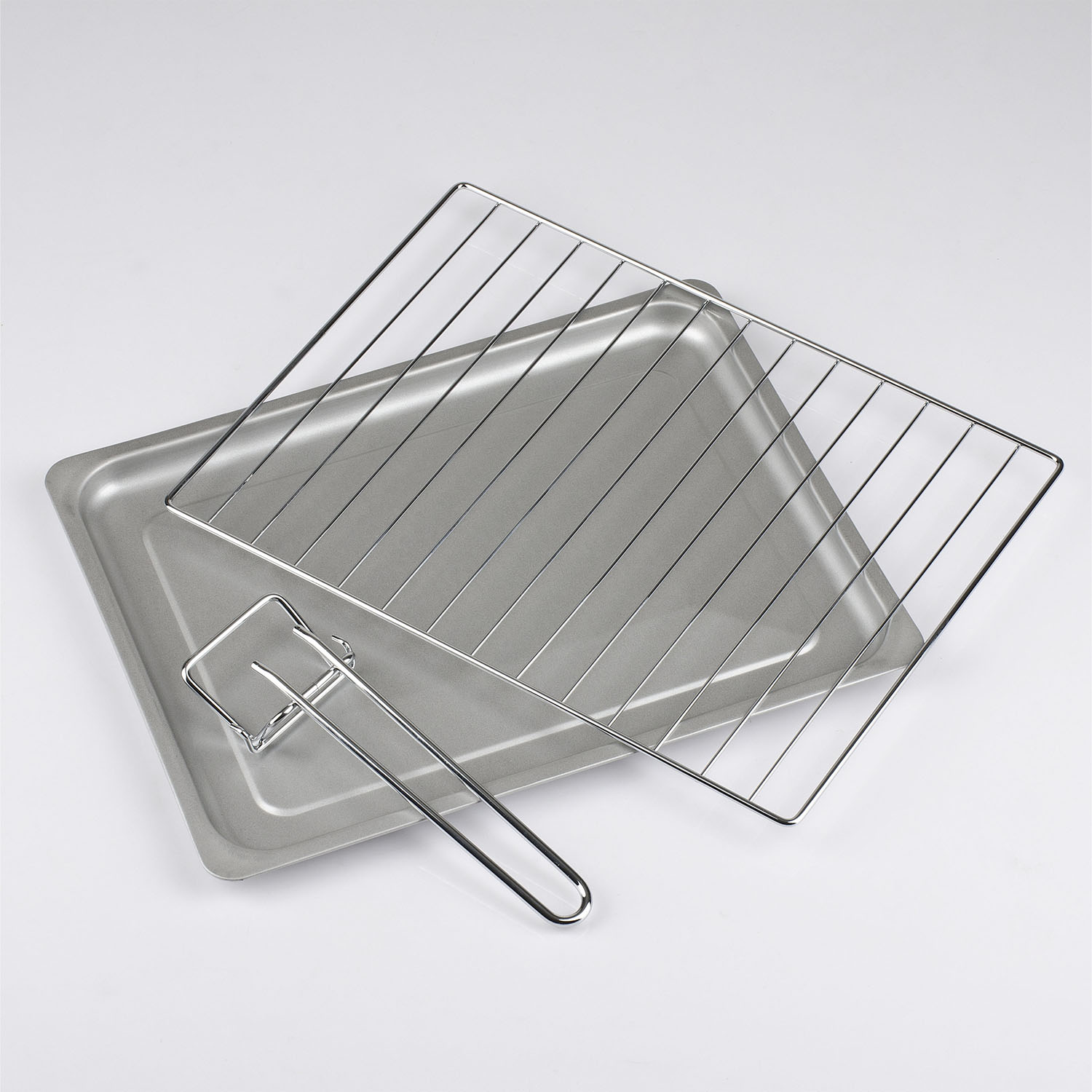 Set da forno con vassoio, griglia e spatola. Sfondo bianco.