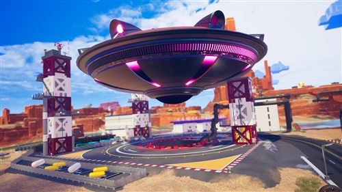 Una escena de juego futurista con un OVNI, torres y una pista de carreras en un entorno desértico.
