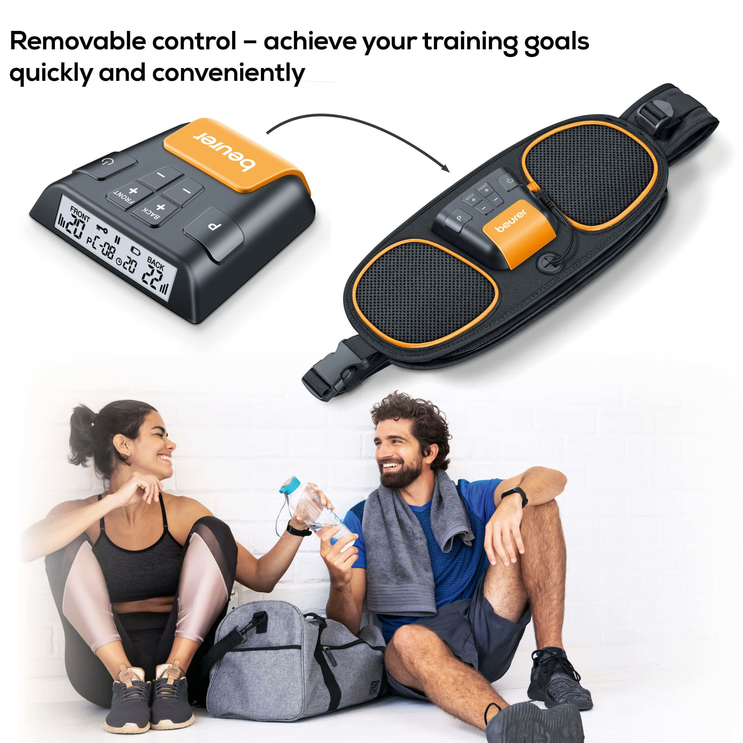 Zwei Personen, eine mit Massagegerät, eine trinkt Wasser. Das Massagegerät hat ein oranges Bedienfeld.