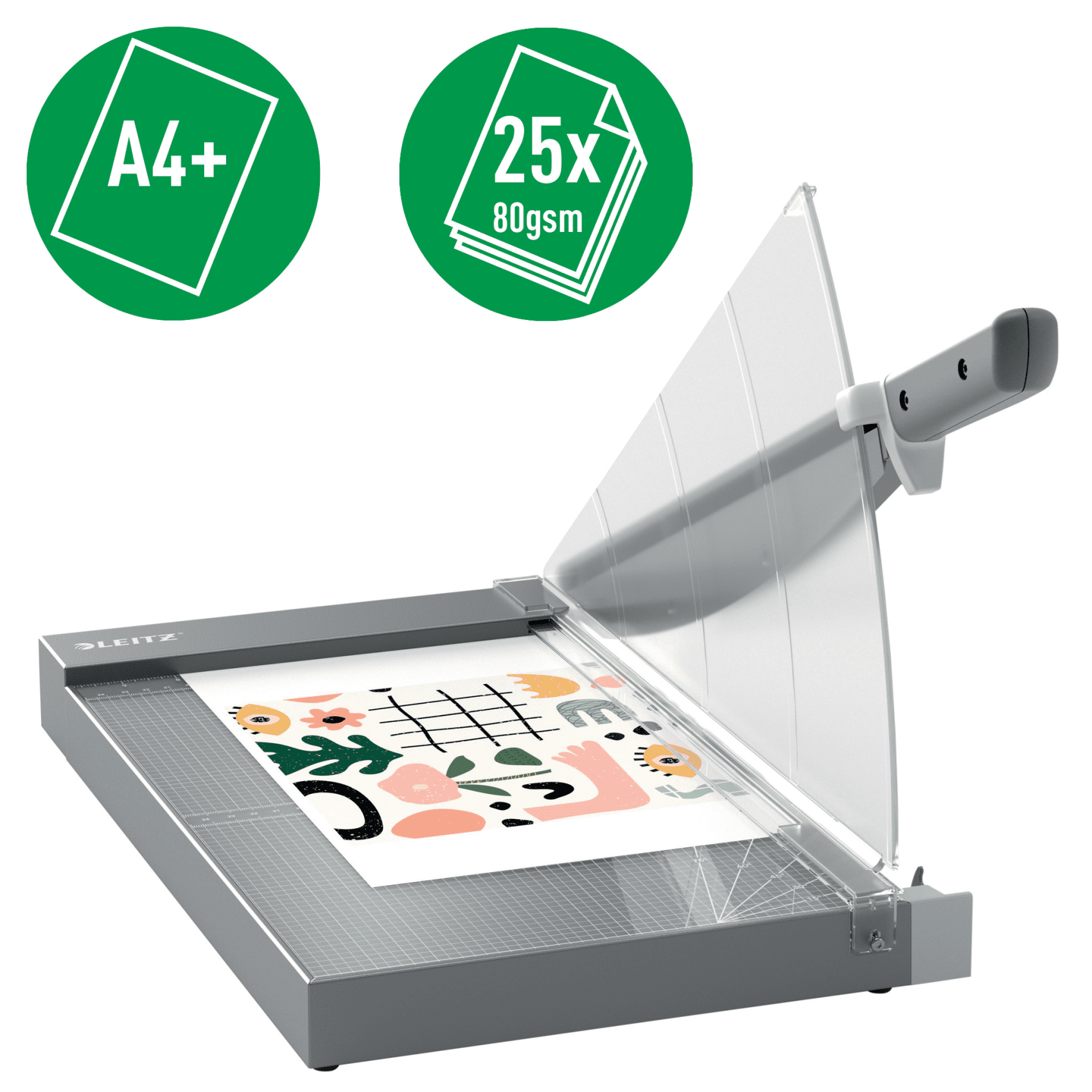 Papírvágó A4+ és 25x 80gsm címkékkel. Egy képekkel teli papírt vágnak éppen.