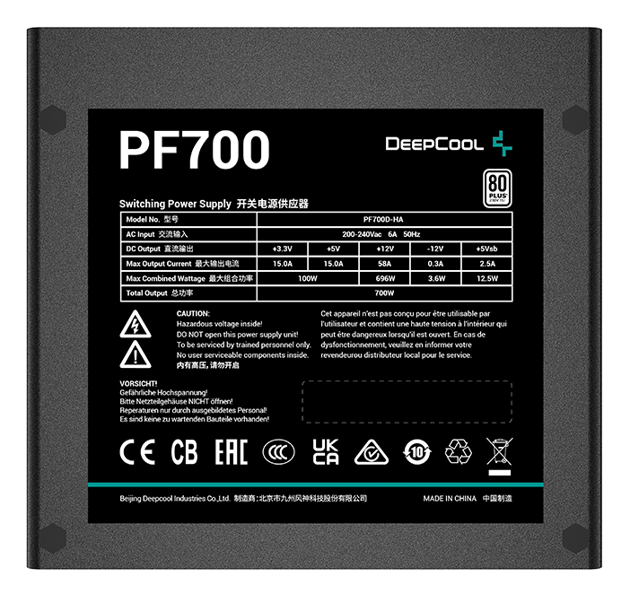 DeepCool PF700 tápegység címkéje. Szöveg fekete háttéren. Figyelmeztető jelek láthatók.
